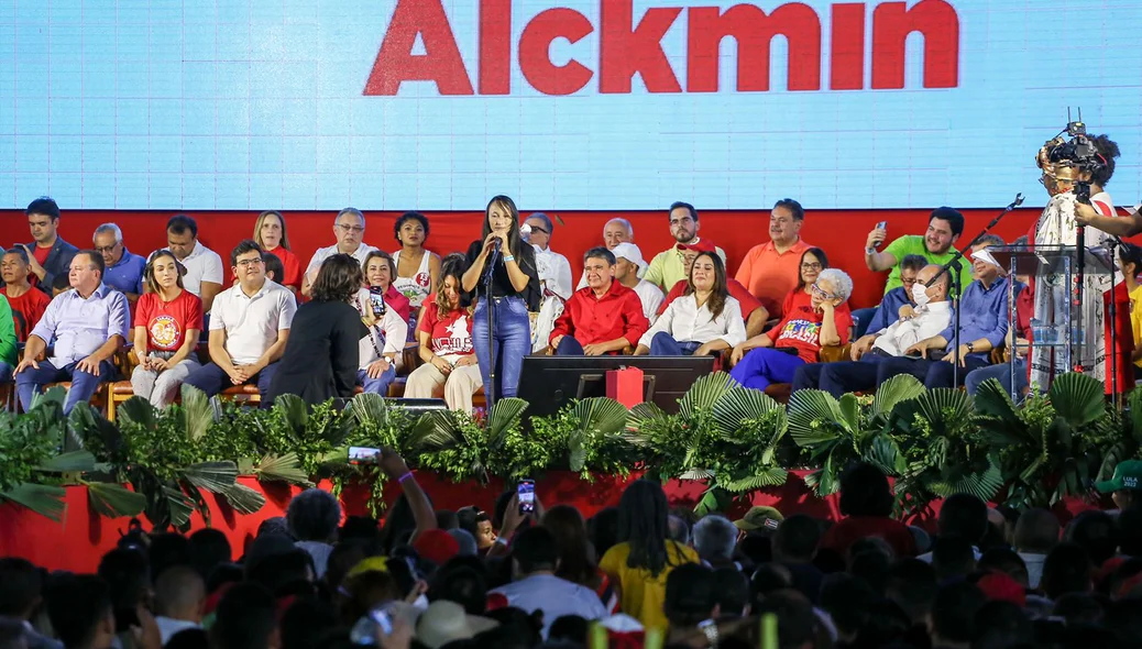 Multidão acompanha homenagens à Lula