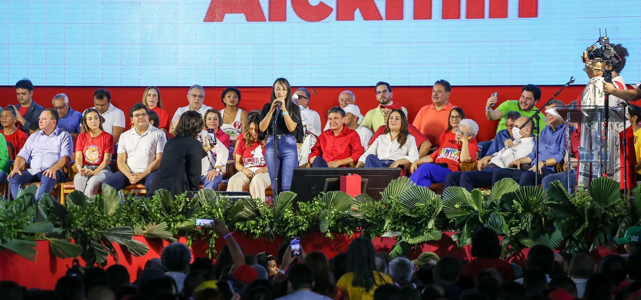 Multidão acompanha homenagens à Lula