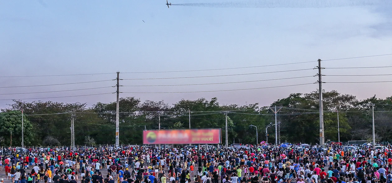 Multidão acompanhando o show