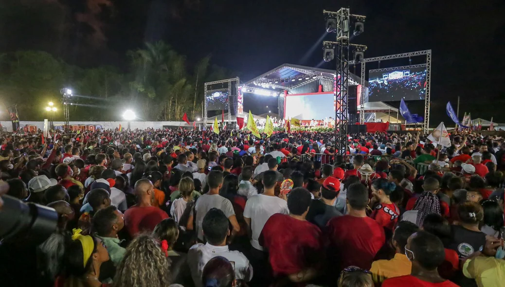 Multidão aguardando chegada de Lula