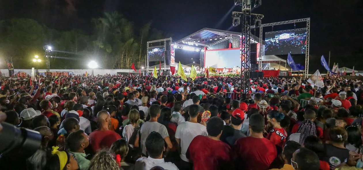 Multidão aguardando chegada de Lula