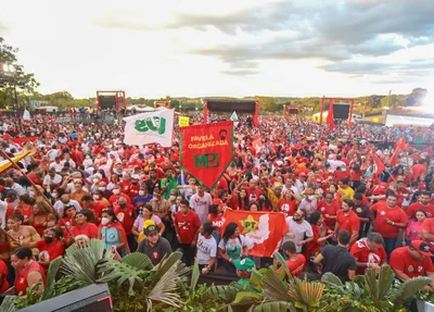 Multidão em evento com ex-presidente Lula