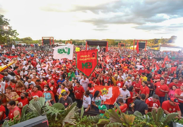 Multidão em evento com ex-presidente Lula