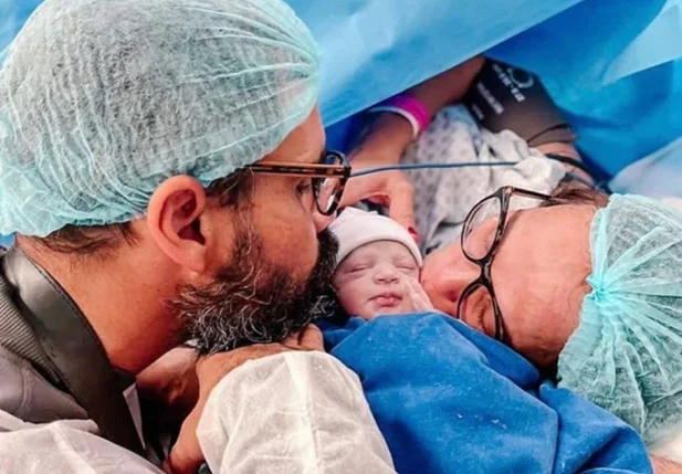 Nas redes sociais, Letícia Cazarré, mulher do ator Juliano Cazarré, mostrou rotina na UTI neonatal com a filha