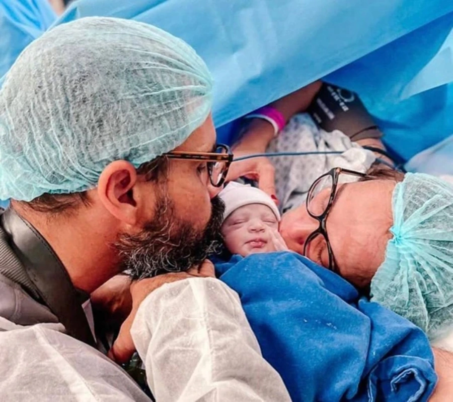 Nas redes sociais, Letícia Cazarré, mulher do ator Juliano Cazarré, mostrou rotina na UTI neonatal com a filha