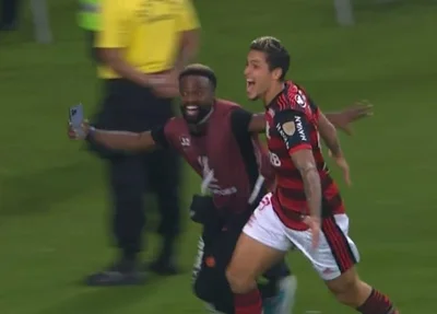 Negrete corre atrás de Pedro para comemorar o gol rubro-negro