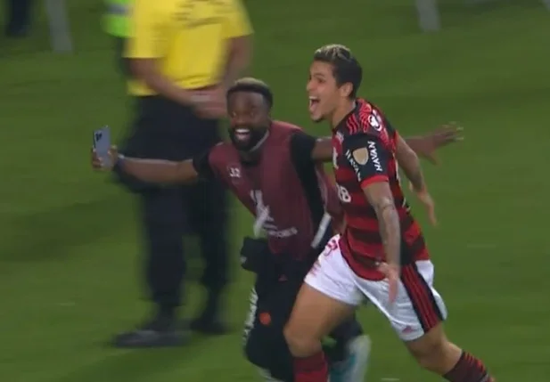 Negrete corre atrás de Pedro para comemorar o gol rubro-negro