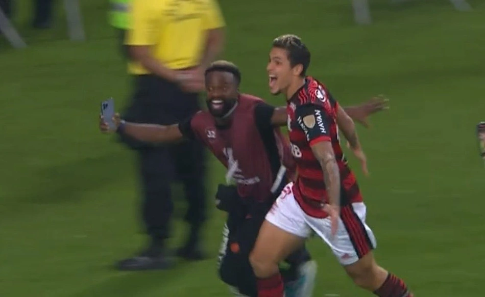 Negrete corre atrás de Pedro para comemorar o gol rubro-negro