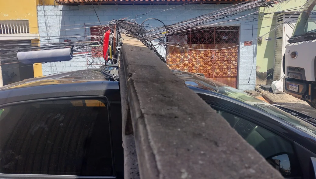 No momento da queda do poste, o carro estava sem ocupantes