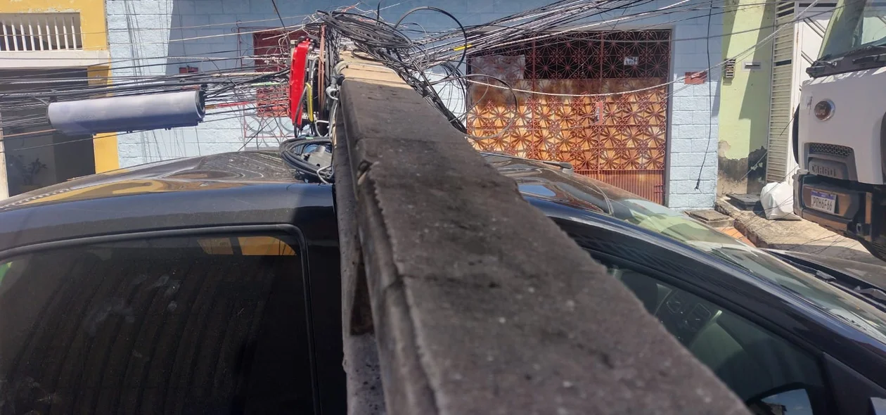 No momento da queda do poste, o carro estava sem ocupantes
