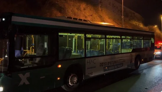 Oito pessoas ficam feridas após ataque a ônibus em Jerusalém