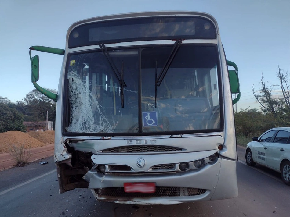 Ônibus envolvido no acidente na BR 316