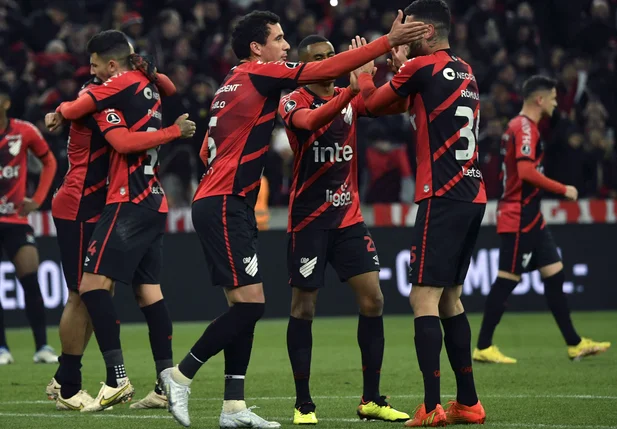 Pablo e companheiros comemoram vitória do Athletico sobre o Palmeiras na semifinal da Libertadores