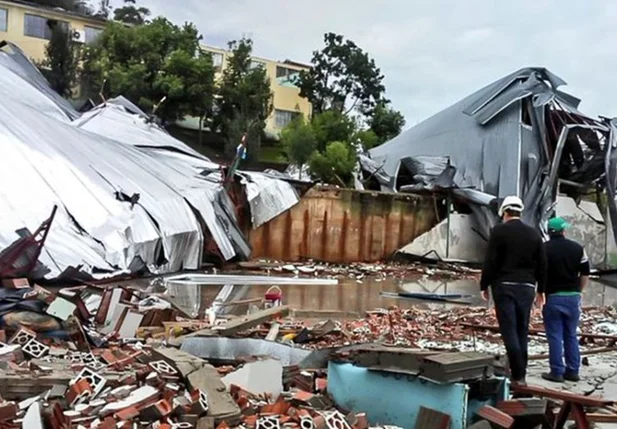 Passagem de ciclone causa estragos em Santa Catarina