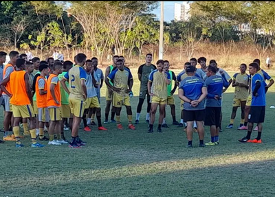 Péricles Veloso dando orientação para seus atletas do Tiradentes