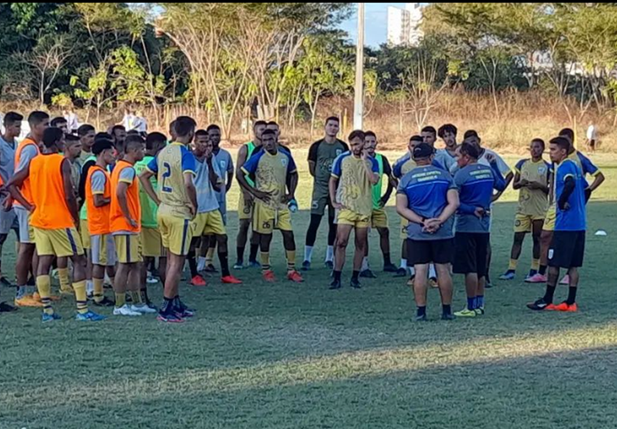 Péricles Veloso dando orientação para seus atletas do Tiradentes