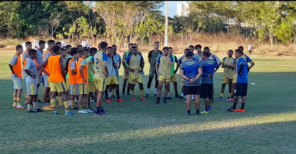 Péricles Veloso dando orientação para seus atletas do Tiradentes