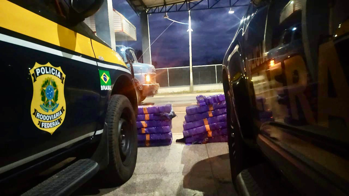 PF e PRF apreendem caminhão carregado com 138 kg de maconha no Piauí