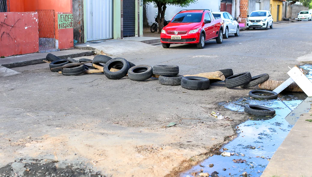 Pneus colocados por moradores para evitar a circulação de veículos