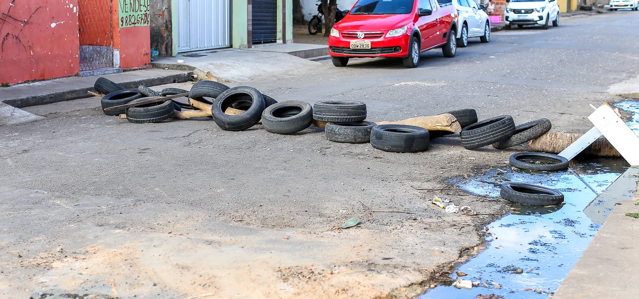 Pneus colocados por moradores para evitar a circulação de veículos