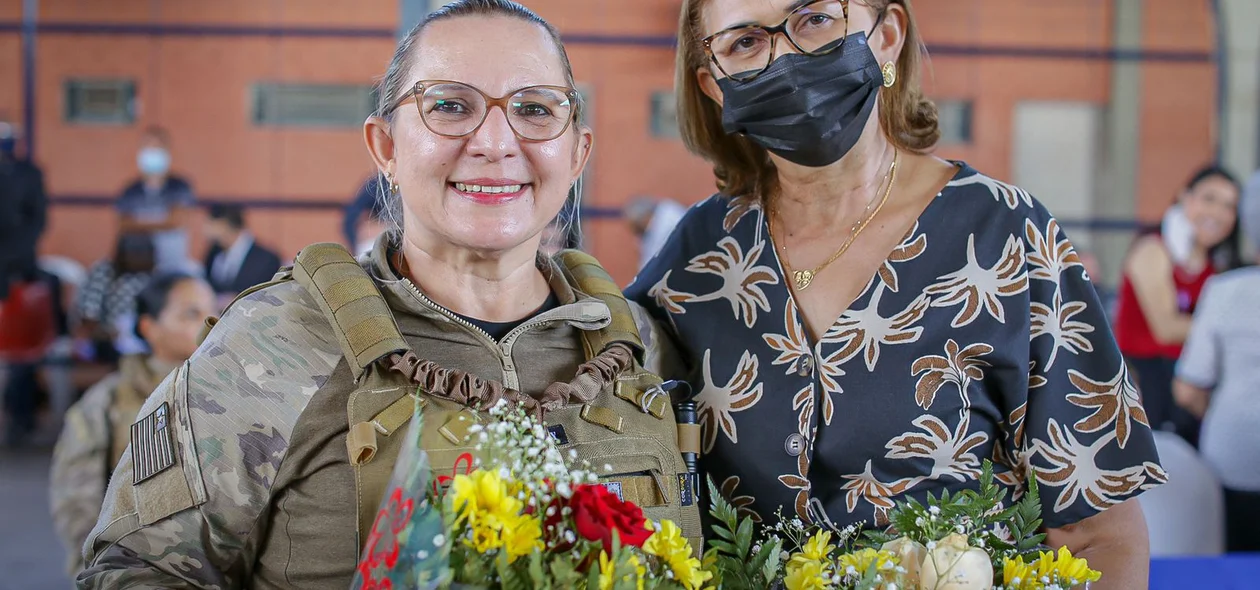 Policiais homenageadas