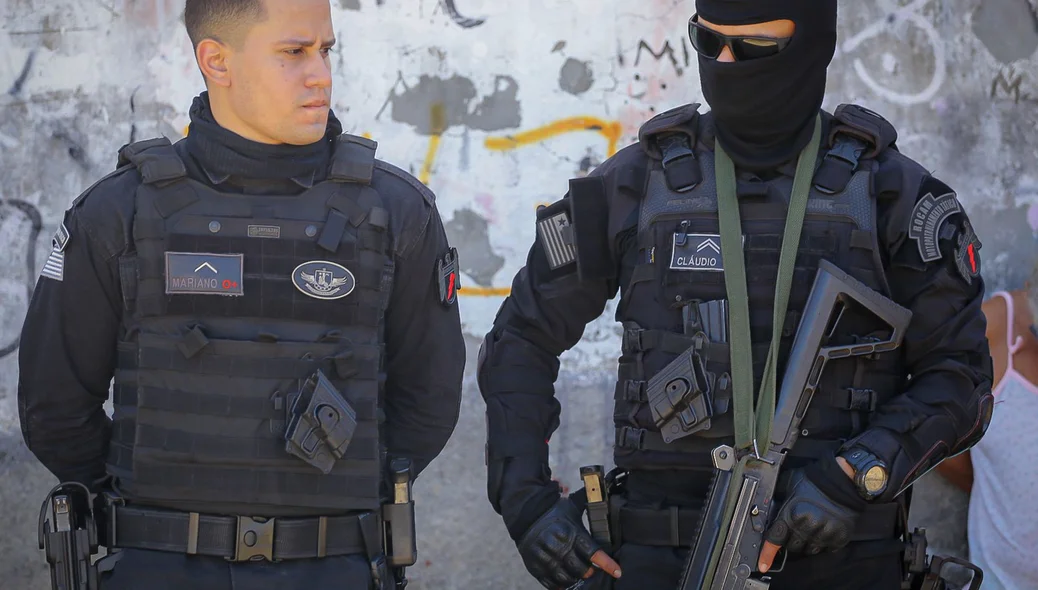 Policiais isolaram o local até a chegada da polícia