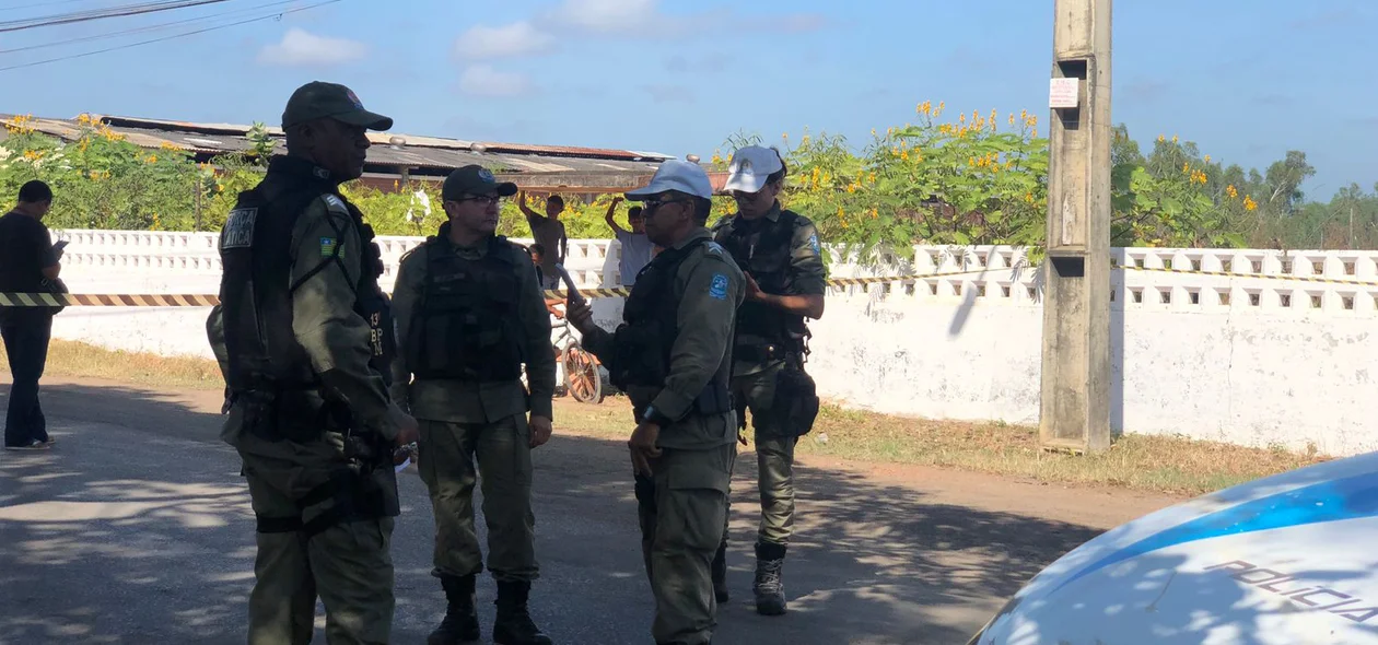 Policiais militares no local do acidente