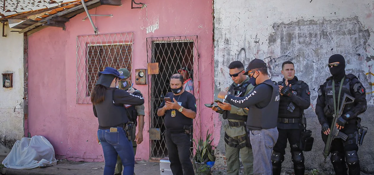 Policiais no local da ocorrencia