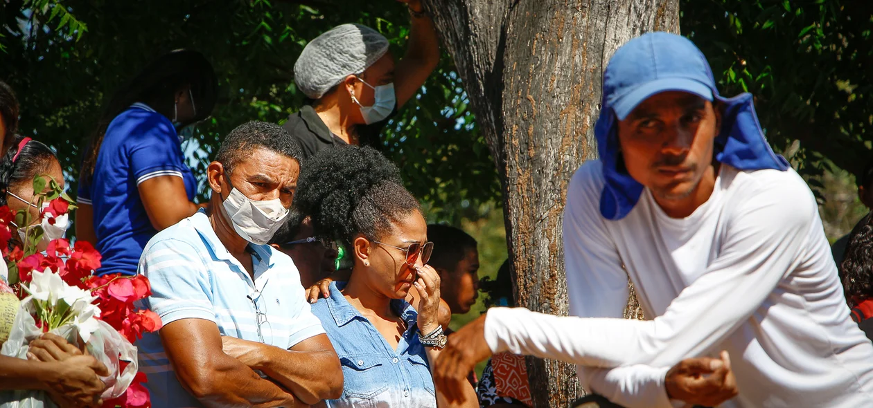 População acompanhado o sepultamento