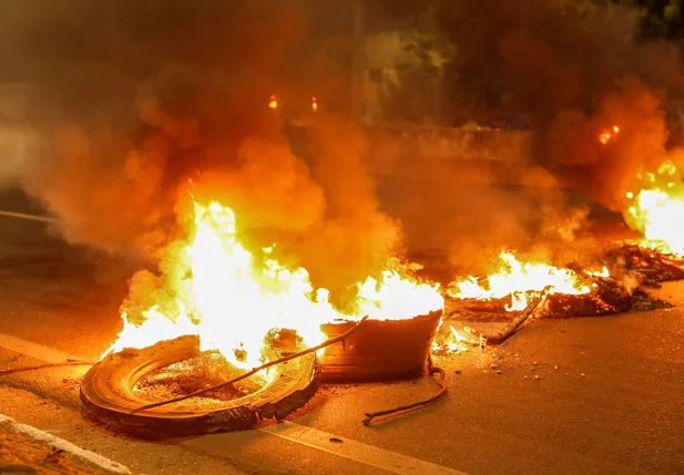 População ateou fogo em pneus