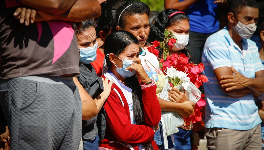População se emociona em enterro das crianças