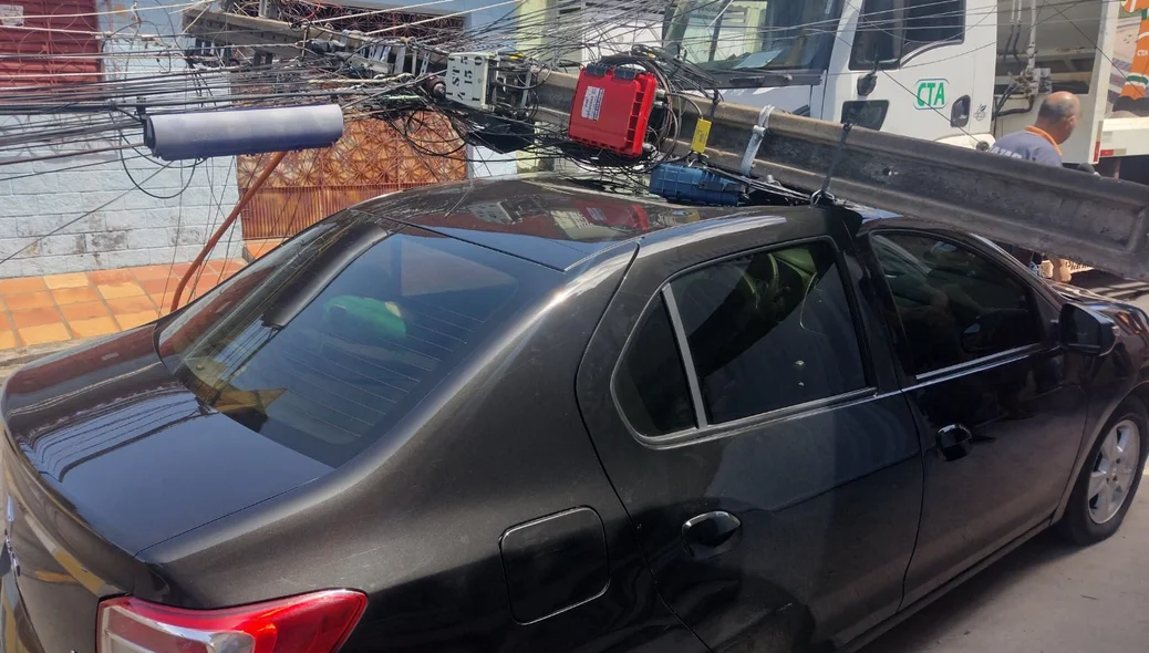 Poste caiu em cima de um carro no bairro Promorar