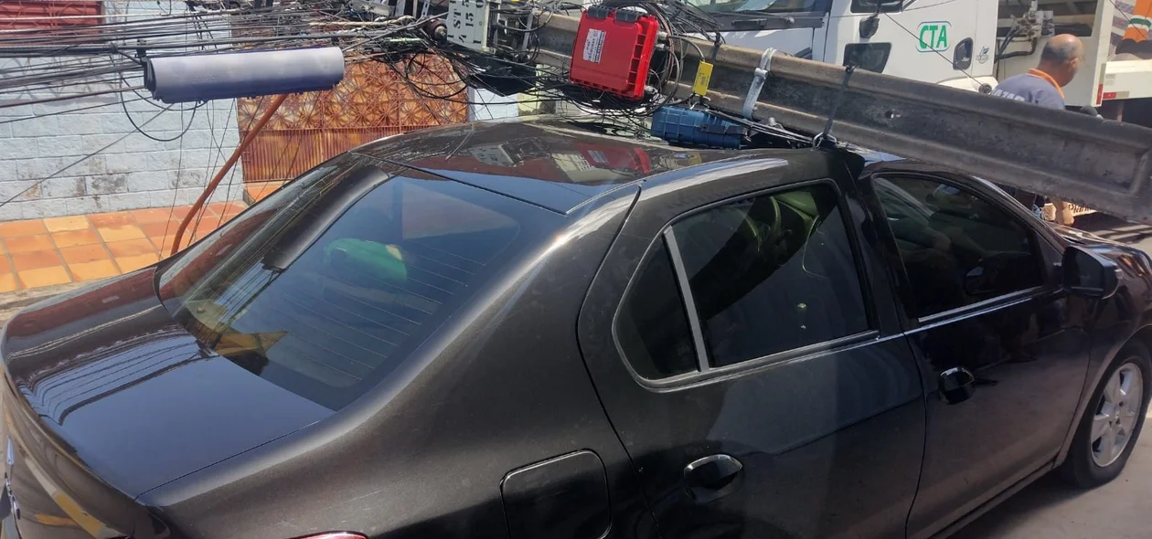Poste caiu em cima de um carro no bairro Promorar