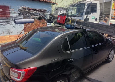 Poste caiu em cima de um carro no bairro Promorar