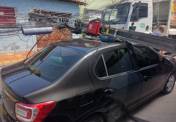 Poste caiu em cima de um carro no bairro Promorar