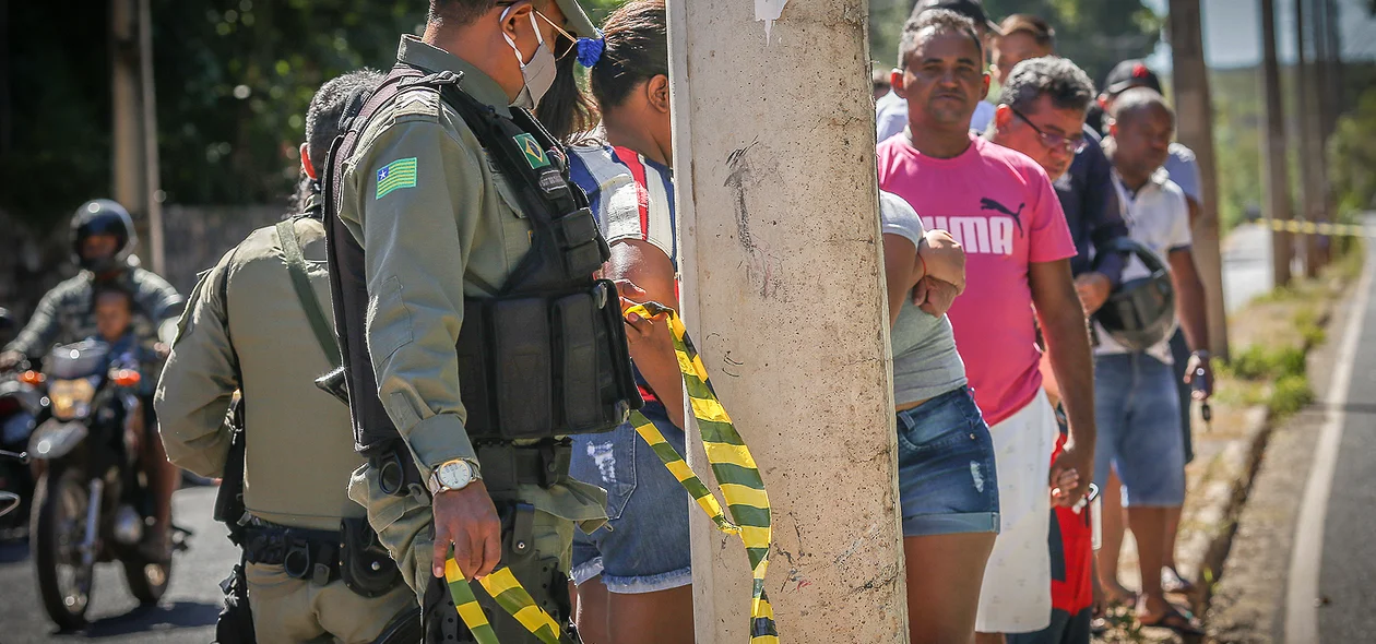 Poste que a motocicleta atingiu
