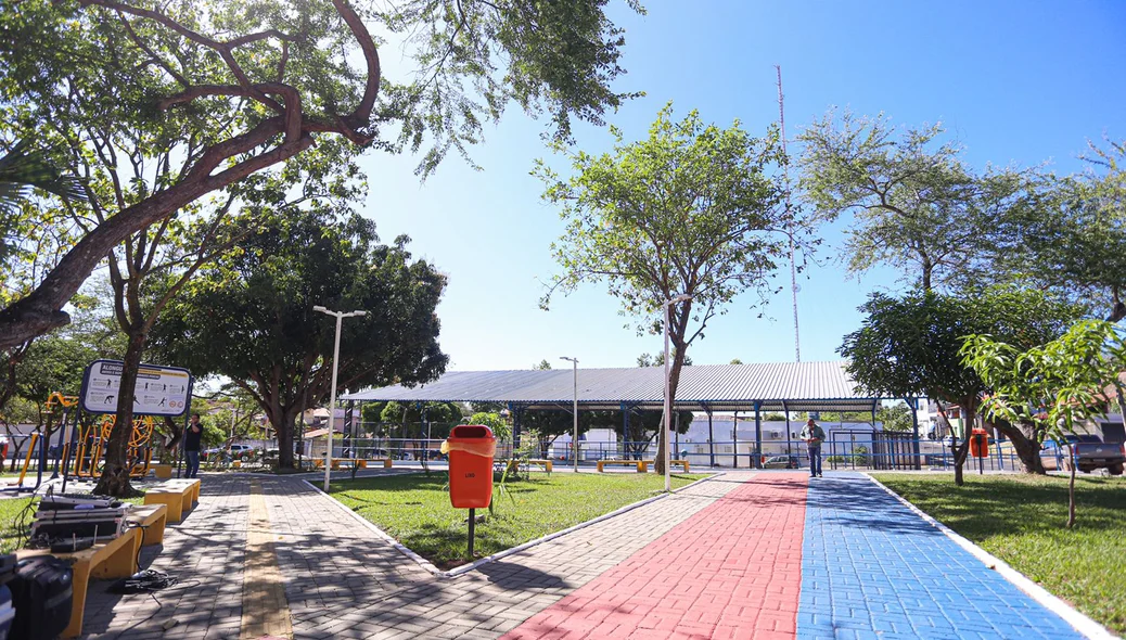 Praça reformada no bairro Monte Castelo