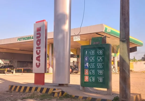 Preços dos combustíveis no posto Petrobras da Celso Pinheiro