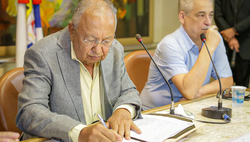Prefeito assina contrato da operação de crédito de R$ 500 milhões