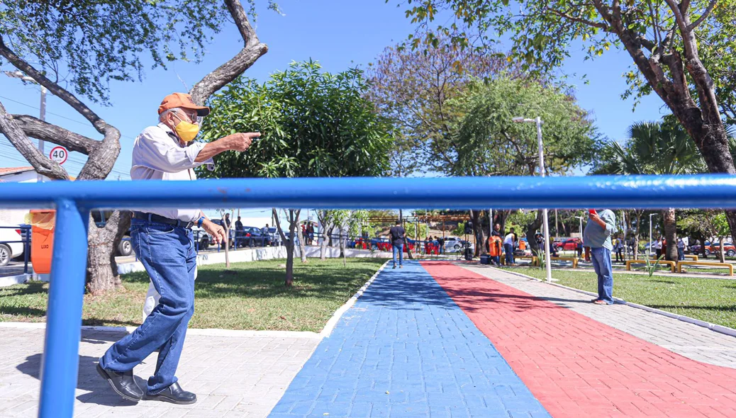 Prefeito D. Pessoa vistoriando a obra de reforma da praça