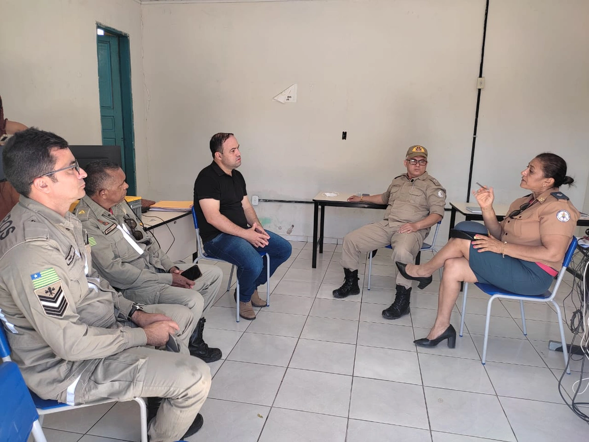 Prefeito de Curimatá recebe Corpo de Bombeiros do Piauí