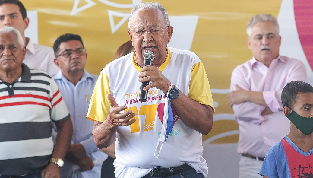 Prefeito de Teresina discursando na solenidade