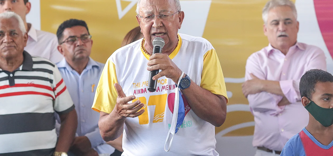 Prefeito de Teresina discursando na solenidade