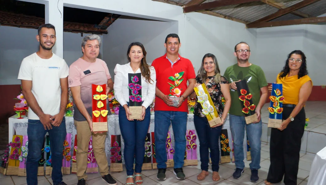 Prefeito João Arilson com vereadores e secretários