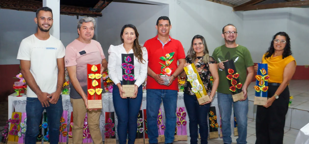 Prefeito João Arilson com vereadores e secretários