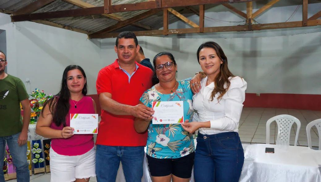 Prefeito João Arilson entregando certificados