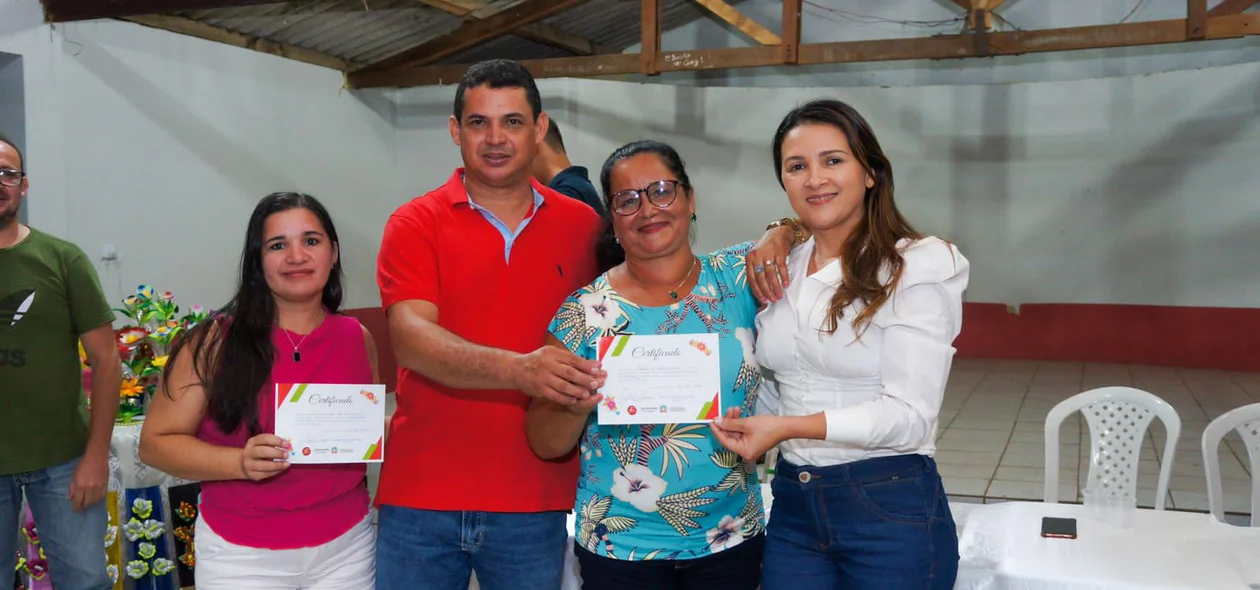 Prefeito João Arilson entregando certificados