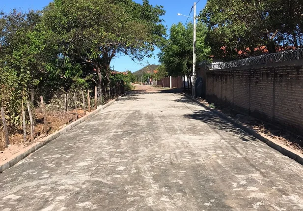 Prefeitura de Beneditinos pavimenta ruas do bairro Barrinha