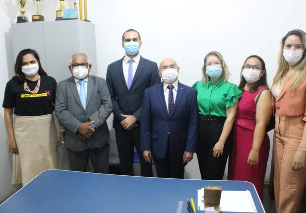 Presidente do TJ visita Seccional da OAB em Parnaíba