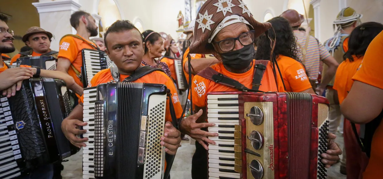 Público saiu em cortejo pela Rua Barroso